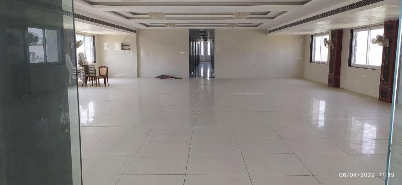 Bhagwan Hotel Gonda Екстериор снимка